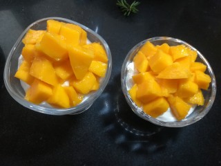 15、芒果酸奶杯,放上切好的芒果丁。