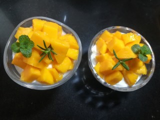 16、芒果酸奶杯,放些薄荷叶、迷迭香来装饰。