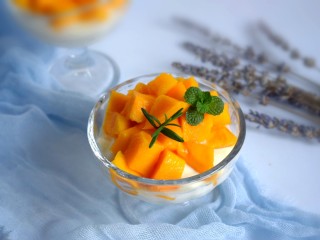 17、芒果酸奶杯,养眼又美味的酸奶，芒果杯就做好了。