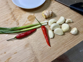 2、蒜香鸡腿➕蒜蓉香菇蒸鸡腿,小葱择好洗净，小米辣洗净，蒜剥皮，姜搓洗干净