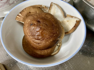 4、蒜香鸡腿➕蒜蓉香菇蒸鸡腿,香菇去蒂搓洗干净