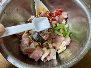 16、蒜香鸡腿➕蒜蓉香菇蒸鸡腿,尝下咸淡，根据个人口味添加少许食盐，抓拌均匀，