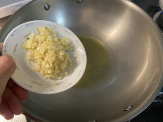 17、蒜香鸡腿➕蒜蓉香菇蒸鸡腿,热锅冷油，油温热，下蒜末小火煸香