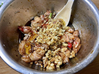 18、蒜香鸡腿➕蒜蓉香菇蒸鸡腿,把蒜末热油一起浇在鸡腿上