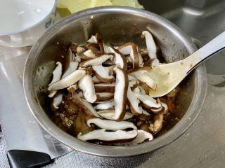 20、蒜香鸡腿➕蒜蓉香菇蒸鸡腿,30分钟后，加入香菇拌匀