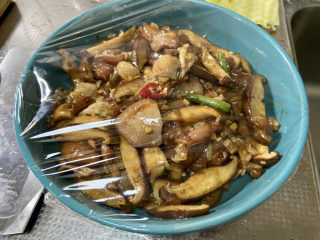 21、蒜香鸡腿➕蒜蓉香菇蒸鸡腿,蒙上保鲜膜