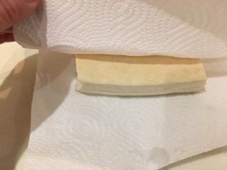 2、日式豆腐排,用厨房纸巾包好