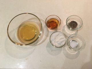 5、日式豆腐排,和风沙拉酱、麻油、黑胡椒碎、面粉、盐