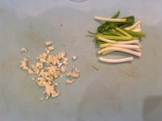 8、日式豆腐排,蒜头切末