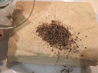 11、日式豆腐排,再抹上黑胡椒碎