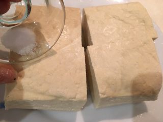 10、日式豆腐排,将豆腐两面抹上盐