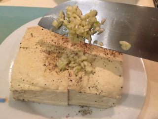 12、日式豆腐排,最后再将蒜头均匀撒上