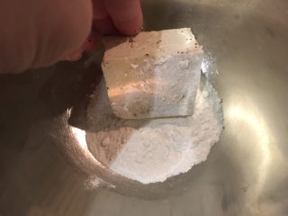 13、日式豆腐排,将豆腐每一面都沾上面粉