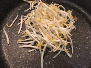 16、日式豆腐排,放入豆芽快炒3分钟