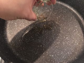 18、日式豆腐排,剩下的麻油再倒入锅中