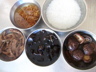 1、八宝酿鸡翅,香菇、黑木耳、冬笋、海米都提前泡发，糯米前提半天泡水