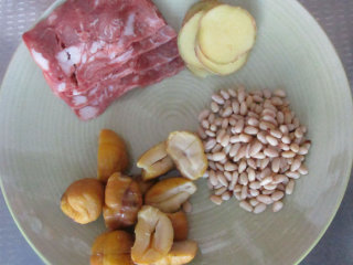 2、八宝酿鸡翅,另备好其它配料：培根、板栗、松仁和姜