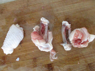 4、八宝酿鸡翅,把大头一端拨开，顺着骨头往下推，就可以轻松脱骨了