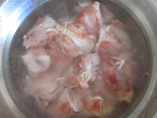 6、八宝酿鸡翅,脱骨的鸡翅就这个翻着用水冲洗，把血水洗掉