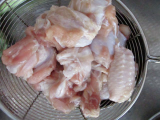 7、八宝酿鸡翅,然后放到网筛上控掉水分