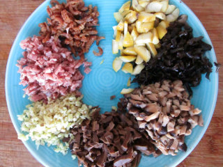 8、八宝酿鸡翅,配料都切碎丁