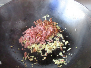 9、八宝酿鸡翅,锅中放少许油，炒香姜末后下培根炒香