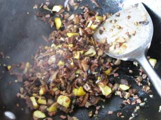 11、八宝酿鸡翅,然后把除松子外的其他配料全部放进去翻炒，翻炒1--2分钟