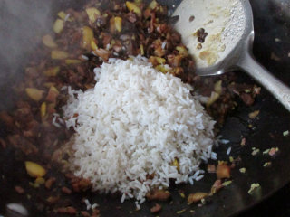 12、八宝酿鸡翅,泡好的糯米滤水倒入锅中