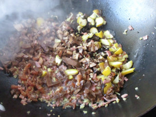 13、八宝酿鸡翅,翻炒2--3分钟，期间可以适当加一点水，糯米炒了以后会更入味，也容易熟