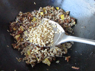 14、八宝酿鸡翅,最后把松仁放入，翻炒均匀晾凉备用