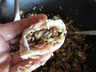 15、八宝酿鸡翅,把晾凉的八宝料塞到鸡翅里，不要填太满，7分满即可，米蒸了之后会膨胀，太满会把鸡翅撑破