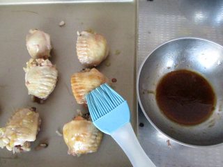 17、八宝酿鸡翅,蒸好的鸡翅放入烤盘中，刷一点蜜醋汁。蜜醋汁配比：蜂蜜1勺、白醋1勺，生抽半勺，搅拌均匀即可