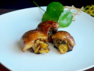 19、八宝酿鸡翅,烤好的八宝酿鸡翅，外皮经过最后的高温烤，香味更浓郁，里面的馅软糯香滑，虽然费点功夫，但是很好吃啦