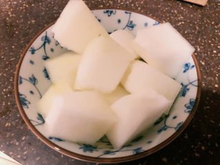 1、冬瓜鸡架汤,冬瓜洗净 去皮 切块