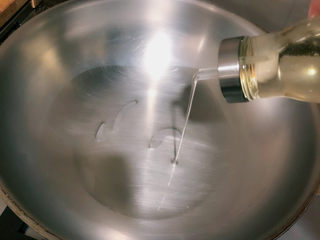 5、冬瓜鸡架汤,起锅热油 建议油不要倒得太多 汤太油不好喝