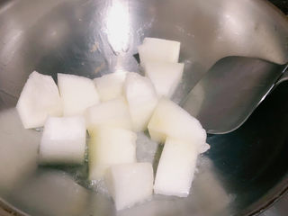 6、冬瓜鸡架汤,先倒入冬瓜翻炒片刻