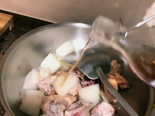 8、冬瓜鸡架汤,倒入料酒 继续翻炒 炒出香味