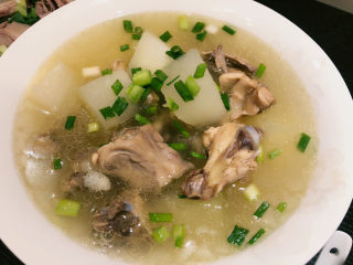 11、冬瓜鸡架汤,最后放入适量的盐调味 出锅 撒葱花 