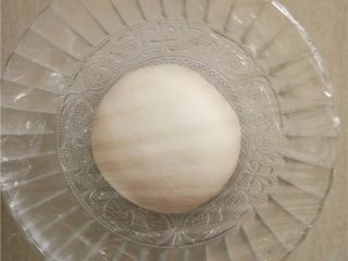 1、日式牛奶卷,将中种材料混合揉成光滑面团，室温发酵。