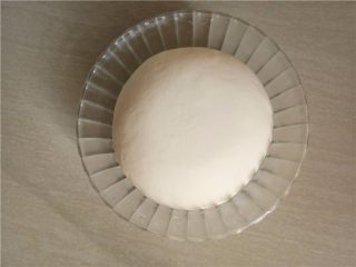 2、日式牛奶卷,面团发酵至2.5倍大。