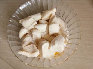 3、日式牛奶卷,发酵好的中种面团撕成小块，加入主面团（辅料）除黄油外的材料混合揉成光滑面团