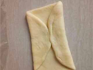 9、日式牛奶卷,左右向中间对折。