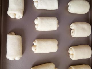 12、日式牛奶卷,依次整形好所有的面团，翻面摆放入烤盘中。