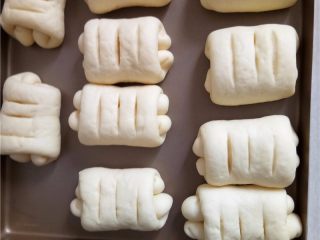 14、日式牛奶卷,发酵好的面包取出（表面筛上一层高粉，我忘记筛粉了）