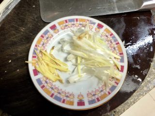 4、#年年有鱼#桃花流水鳜鱼肥➕家常清蒸鳜鱼,葱姜清洗干净,取葱白葱绿分别切丝,姜切姜丝