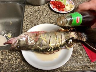 8、#年年有鱼#桃花流水鳜鱼肥➕家常清蒸鳜鱼,淋上一勺料酒,腌制15分钟