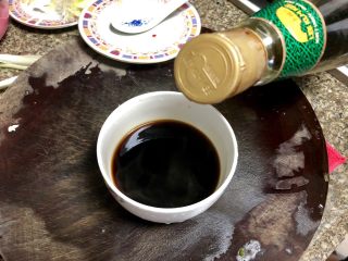 10、#年年有鱼#桃花流水鳜鱼肥➕家常清蒸鳜鱼,蒸鱼时,准备个调料汁:取适量的凉开水,两汤匙蒸鱼豉油