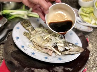 15、#年年有鱼#桃花流水鳜鱼肥➕家常清蒸鳜鱼,浇上准备好的调味汁