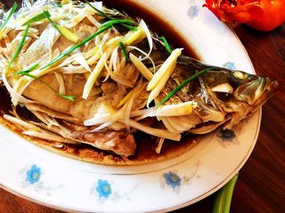 19、#年年有鱼#桃花流水鳜鱼肥➕家常清蒸鳜鱼,这道清蒸鳜鱼,做法简单,方便快捷,鱼肉非常鲜嫩,夹一块鱼肉,沾点调味汁,简直太好吃了。喜欢的朋友们,快做来尝尝吧????