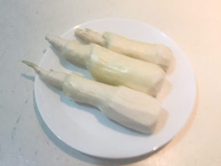 2、清炒茭白,茭白剥去外皮，削去茭白根部的老皮